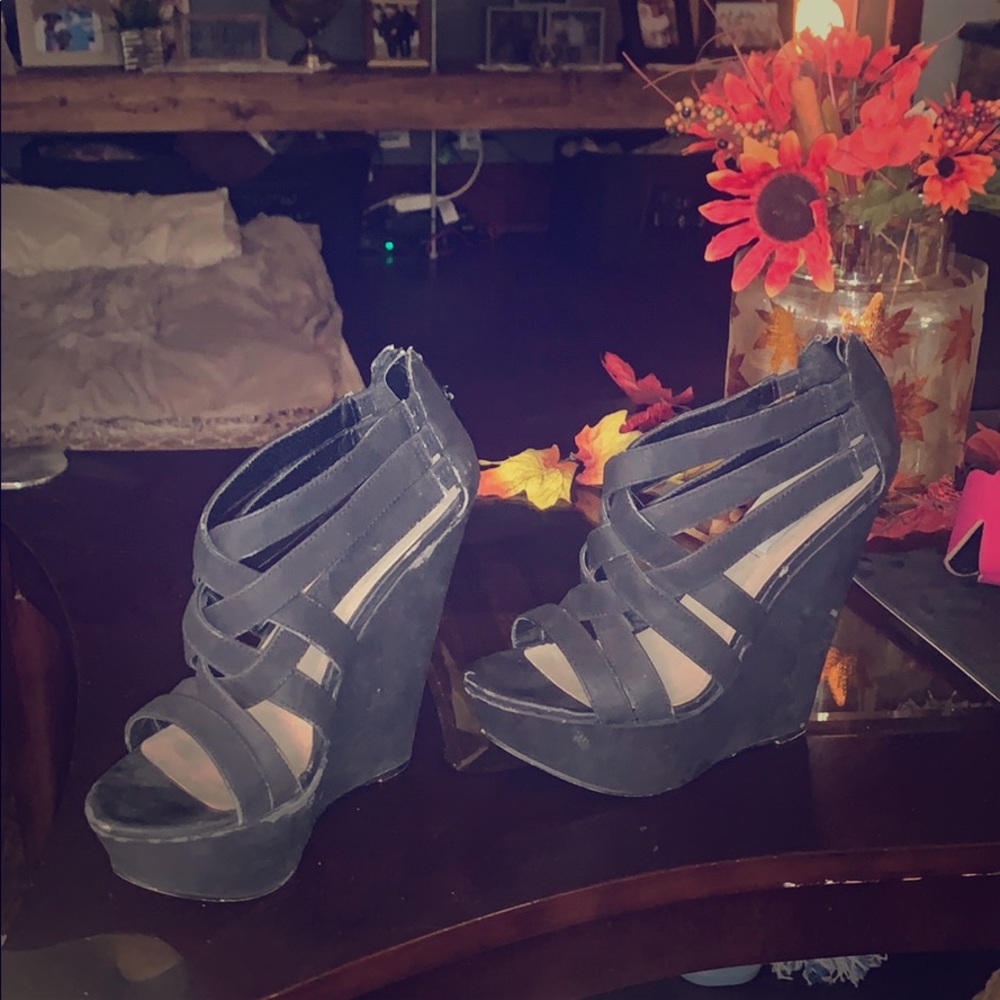 Size 7 women’s Steve Madden black wedges